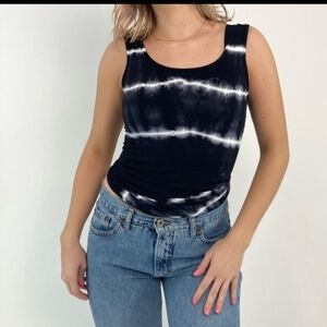 🙋Black tie-dye design tank top with ruching on sides. Sz S-M